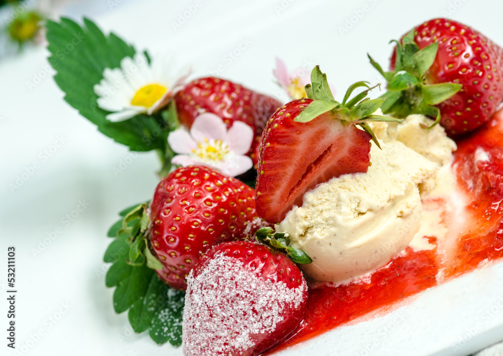 Sommer-Genuss: Vanilleeis mit frischen Erdbeeren Sommer-Genuss: Vanilleeis mit frischen Erdbeeren