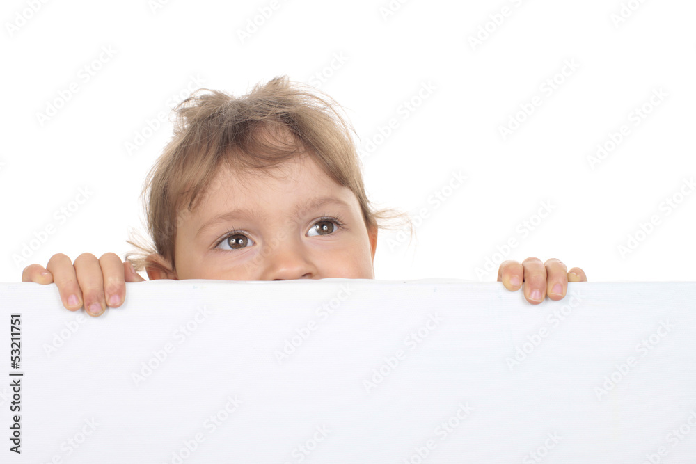 Kleines Mädchen versteckt sich hinter Plakat Kleines Mädchen versteckt sich hinter Plakat