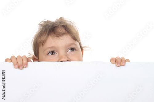 Kleines Mädchen versteckt sich hinter Plakat