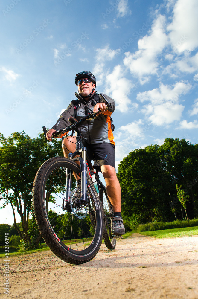 Fototapeta premium mann fährt fahrrad