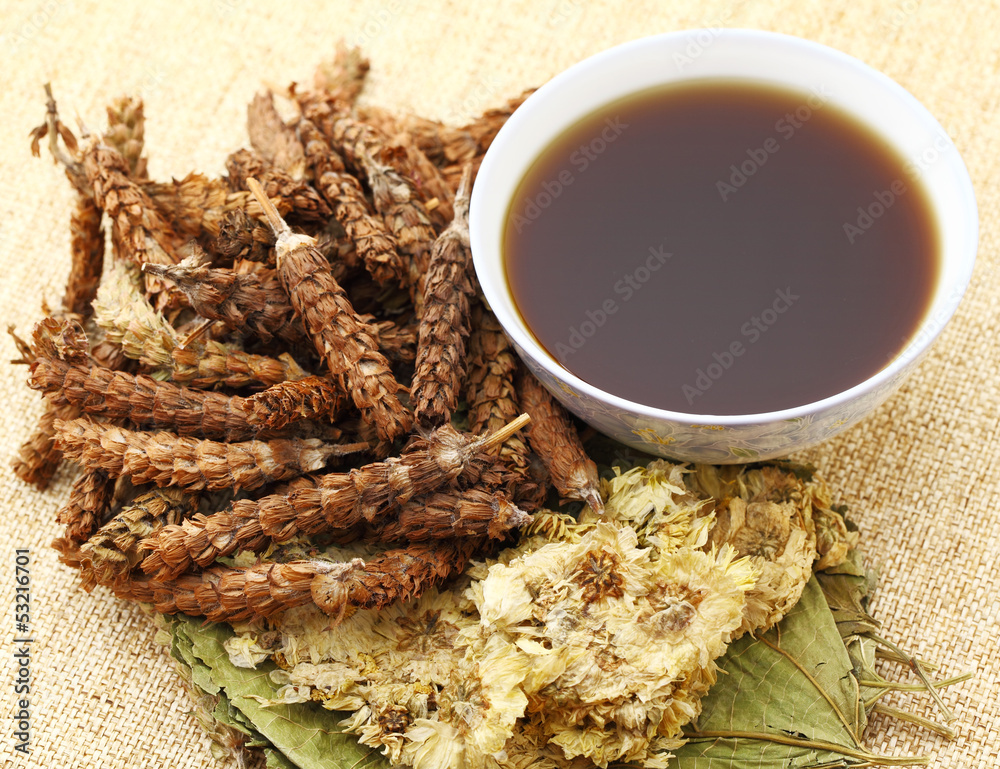 Naklejka premium Chinese herbal medicine with ingredient