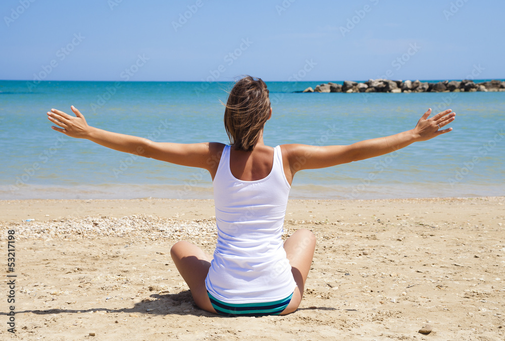 Ragazza carina che fa ginnastica al mare Ragazza carina che fa ginnastica al mare