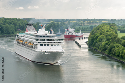 Passagierschiff im Nordostseekanal - Engstelle