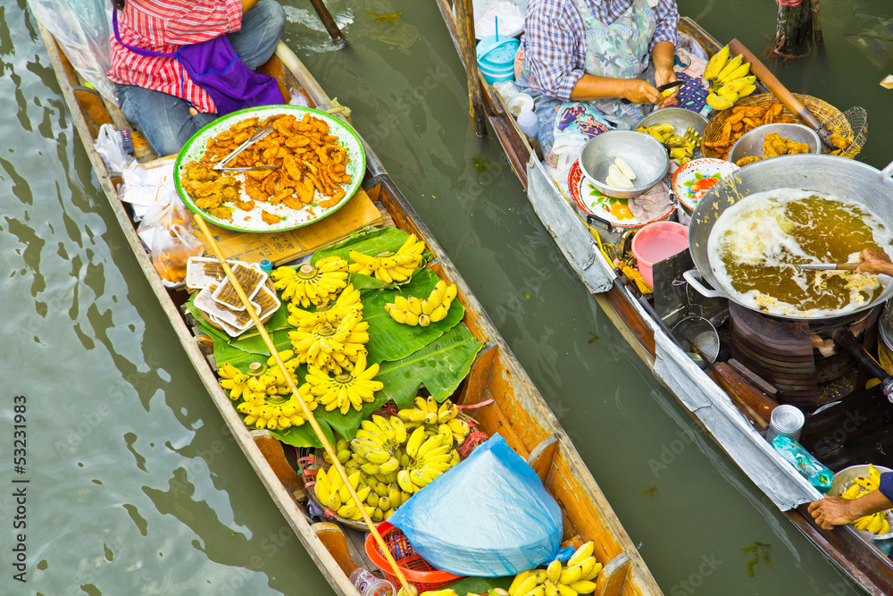 Fototapeta premium Atmosphere at Damnoen Saduak Floating Market in Thailand