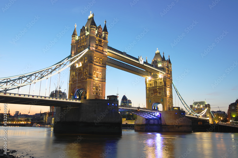 Fototapeta premium Tower Bridge In London At Twilight