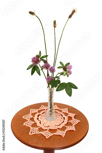 Serwetka haftowana, wazon z polnymi kwiatami.