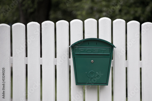 Briefkasten am Zaun