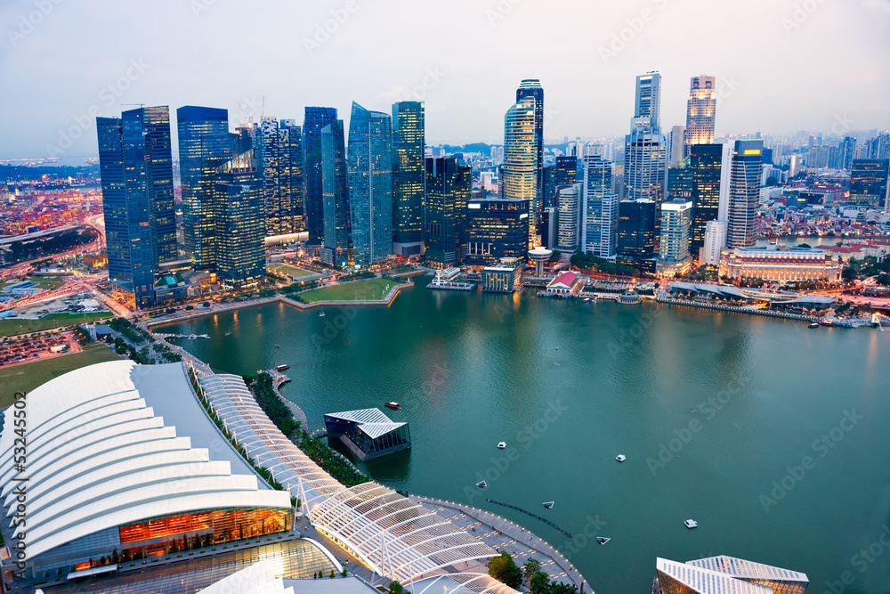 Naklejka premium Singapore city skyline at sunset.