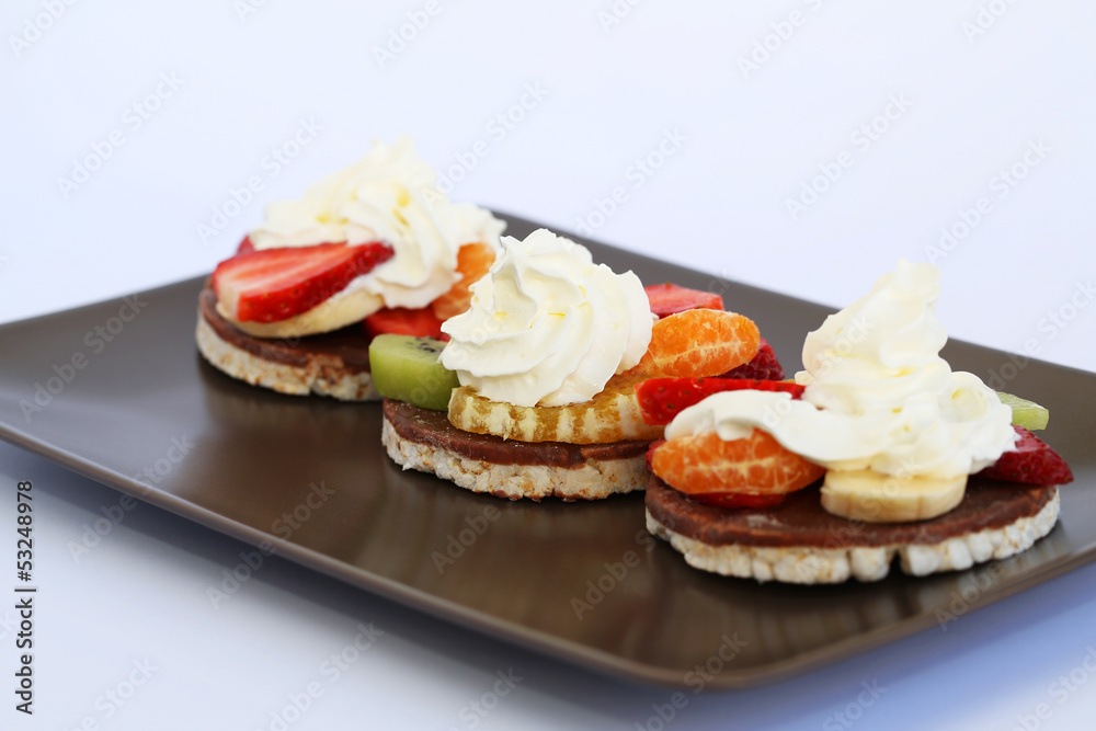 Puffed rice with fruits and cream