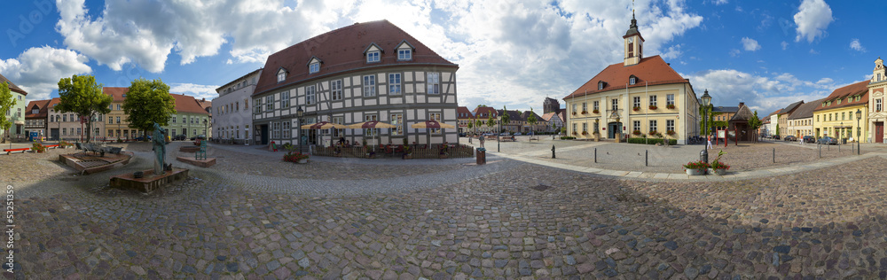 Marktplatz mit Rathaus in Angermünde als Panoramafoto
