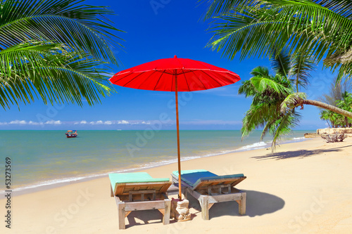 Tropical beach scenery with parasol and deck chairs in Thailand © Patryk Kosmider