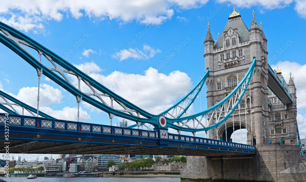 Fototapeta premium Architectural landscape of Tower Bridge