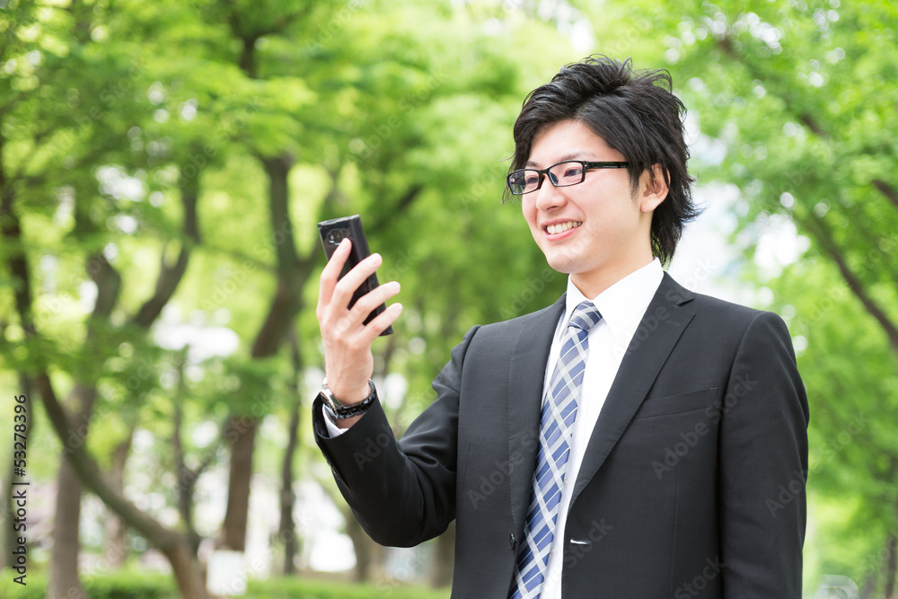 ビジネスマン　スマートフォン