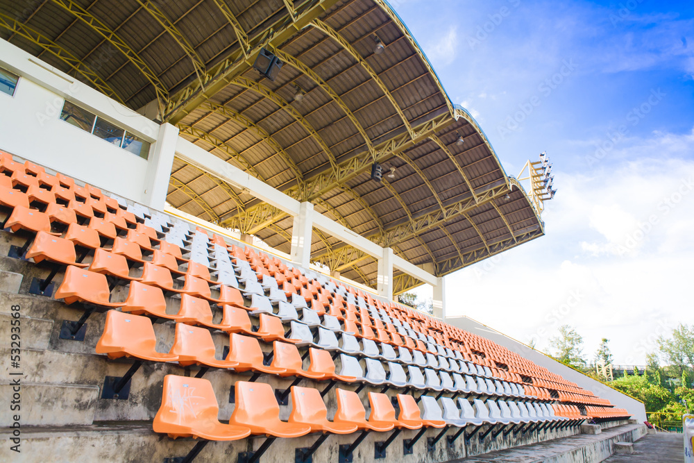 Fototapeta premium Żółte miejsce na stadionie piłkarskim z niebieskim niebem