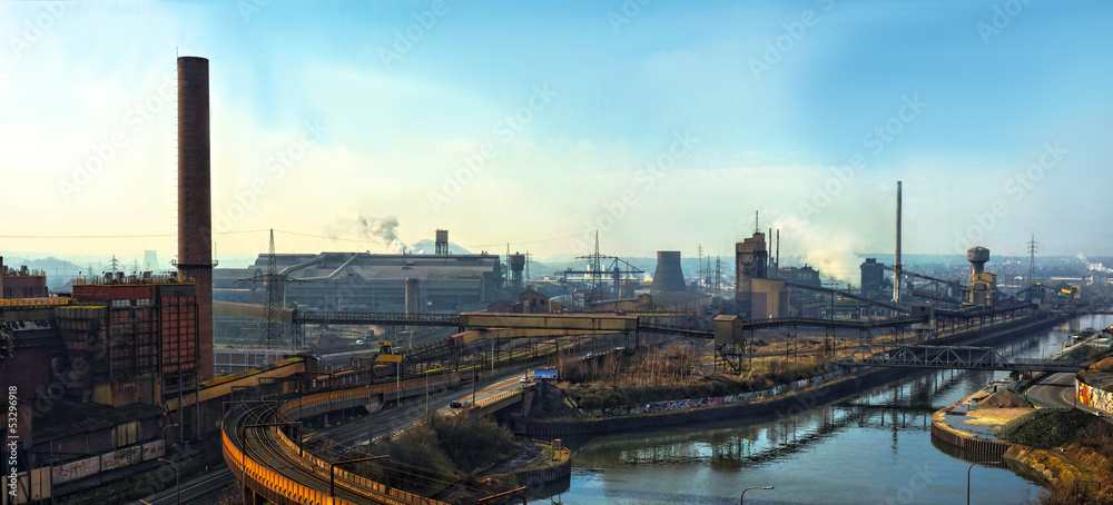 Naklejka premium Industrial scene wirh large factory