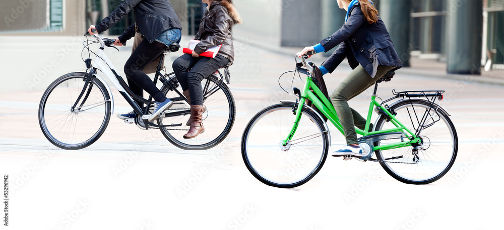 Obraz premium Cyclist on a city street.