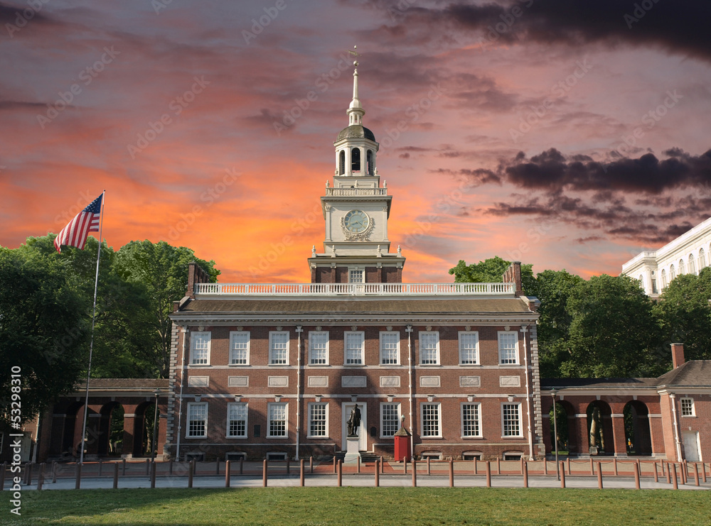 Naklejka premium Independence Hall Philadelphia Sunset