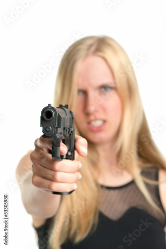 blonde Frau mit Waffe