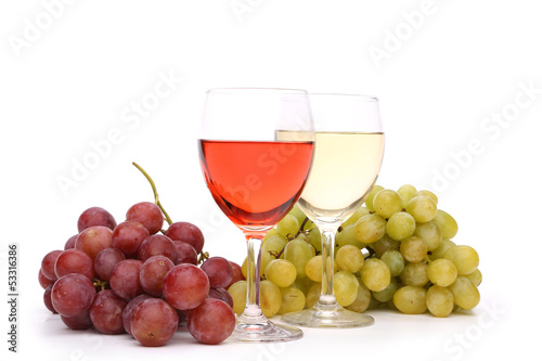 Two glass of wine and grapes
