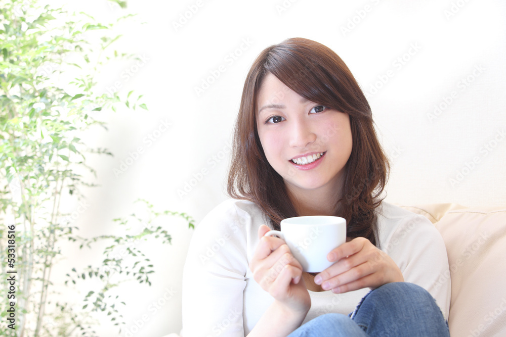 コーヒーを飲む若い女性 コーヒーを飲む若い女性