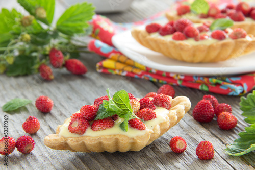 Fototapet Tartlets with custard and strawberries.
