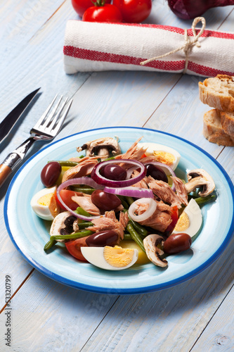 französischer Salat Nicoise auf einem Teller photo