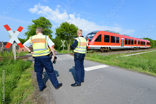 Polizisten vor Bahnübergang photo