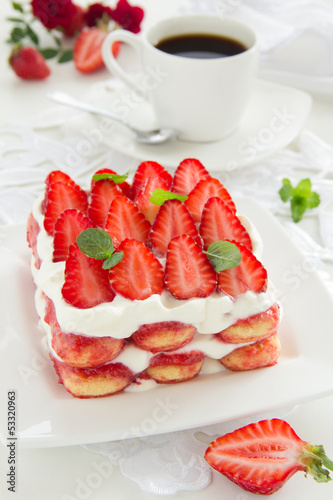 Obraz na płótnie Strawberry tiramisu with mascarpone. w salonie