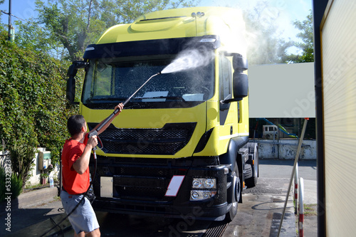 Lavaggio camion con idropulitrice