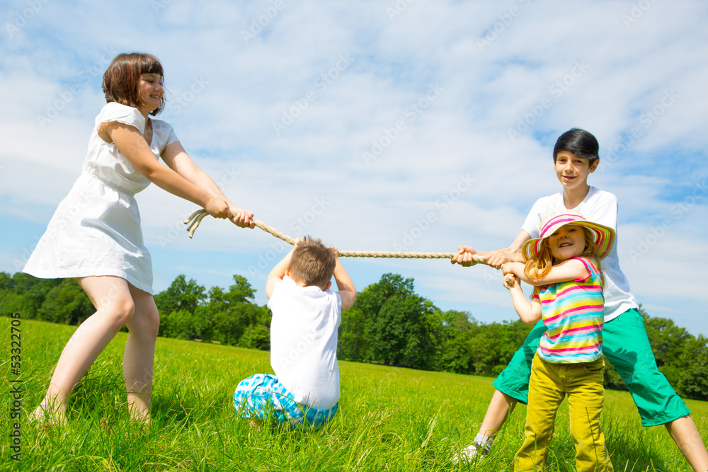 Fototapeta premium kinder am tau ziehen