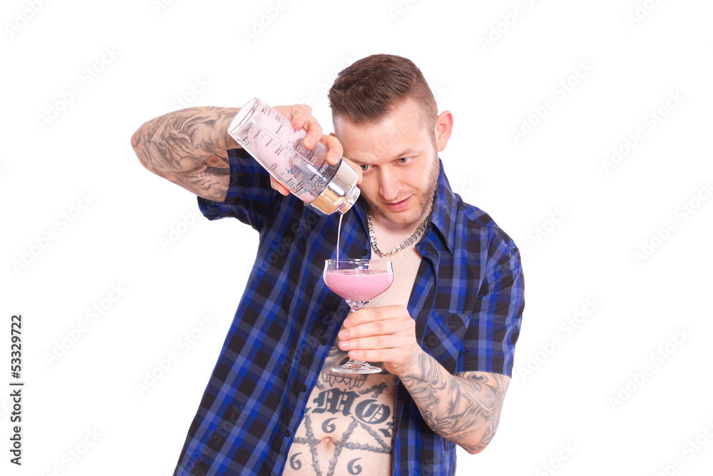 Longdrink in's Glas gießen