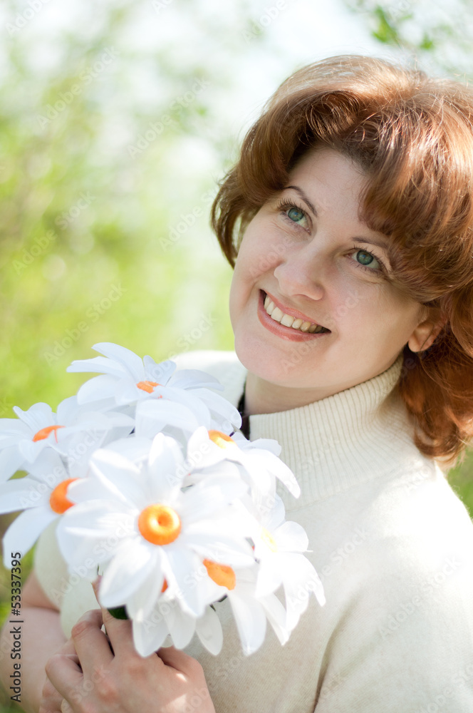 Naklejka premium Woman with a bouquet of daisies