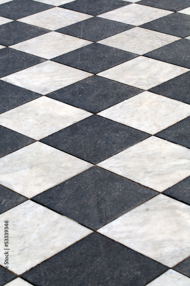 Fototapeta premium heckered marble floor going off into the distance