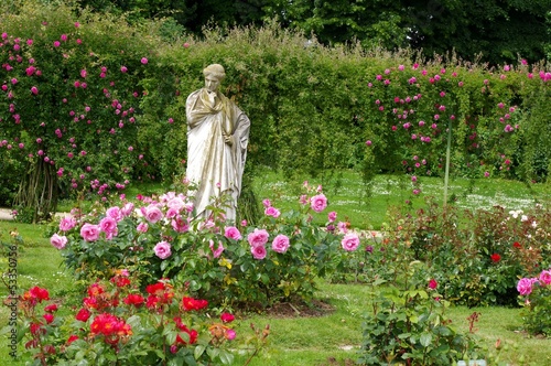 Roses éphémères, statue éternelle photo