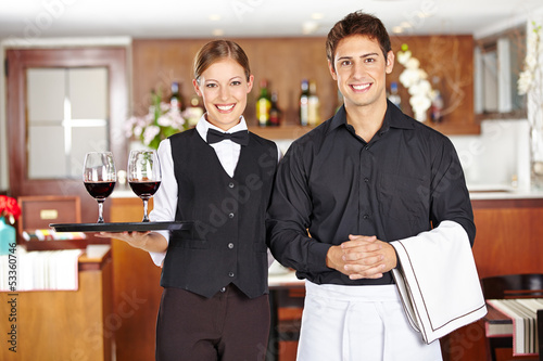 Kellner und Kellnerin im Restaurant photo