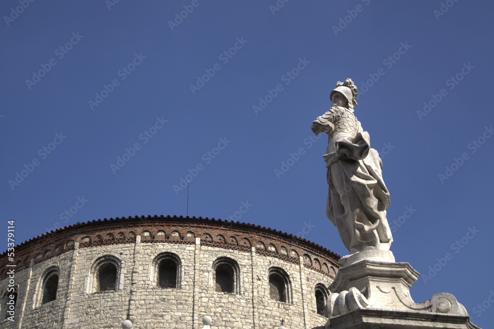 Fototapeta premium piazza duomo brescia statua