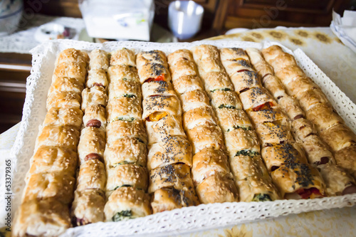 Bocconcini di pasta sfoglia salati come antipasto photo