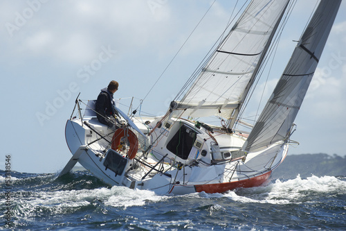 skipper sur son yacht de sport © saintho