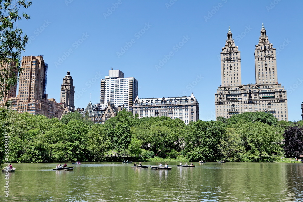 Central Park, immeubles, arbres et canotage