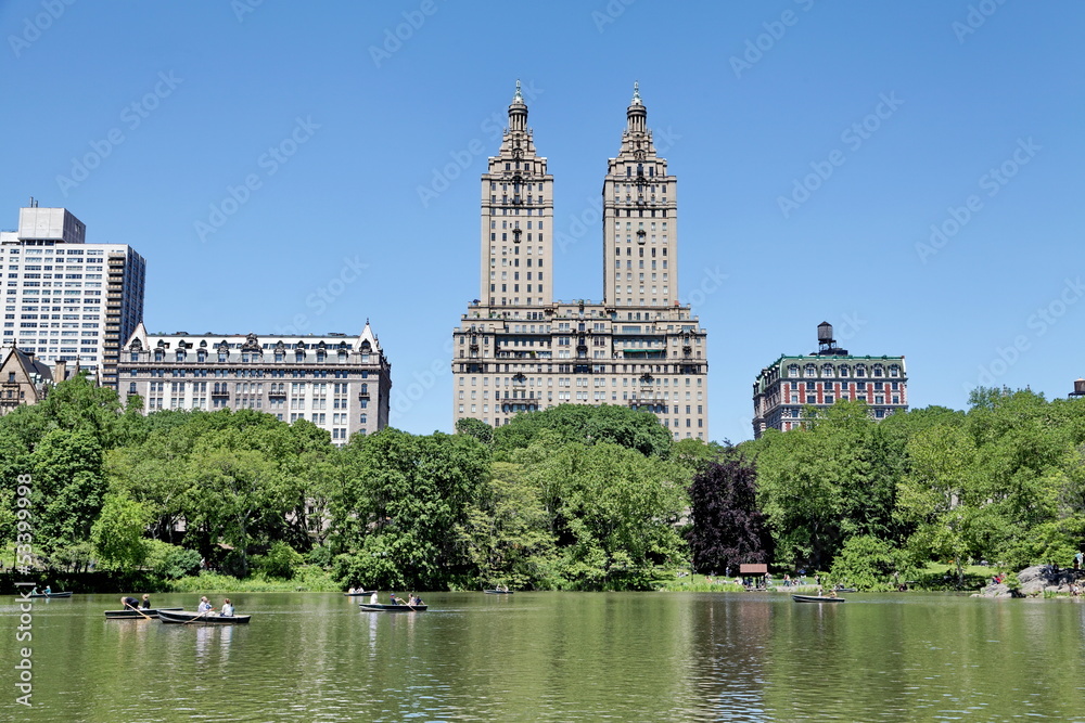 Central Park, immeubles, arbres et canotage