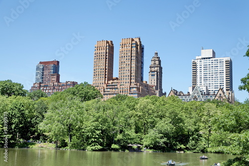 Central Park  immeubles  arbres et canotage