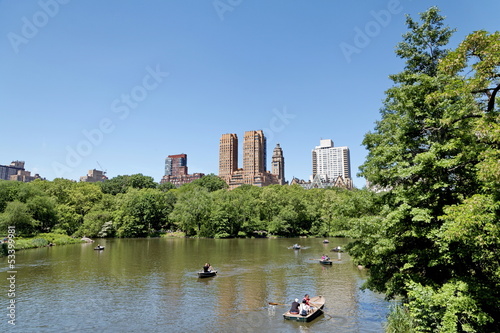 Central Park, immeubles, arbres et canotage