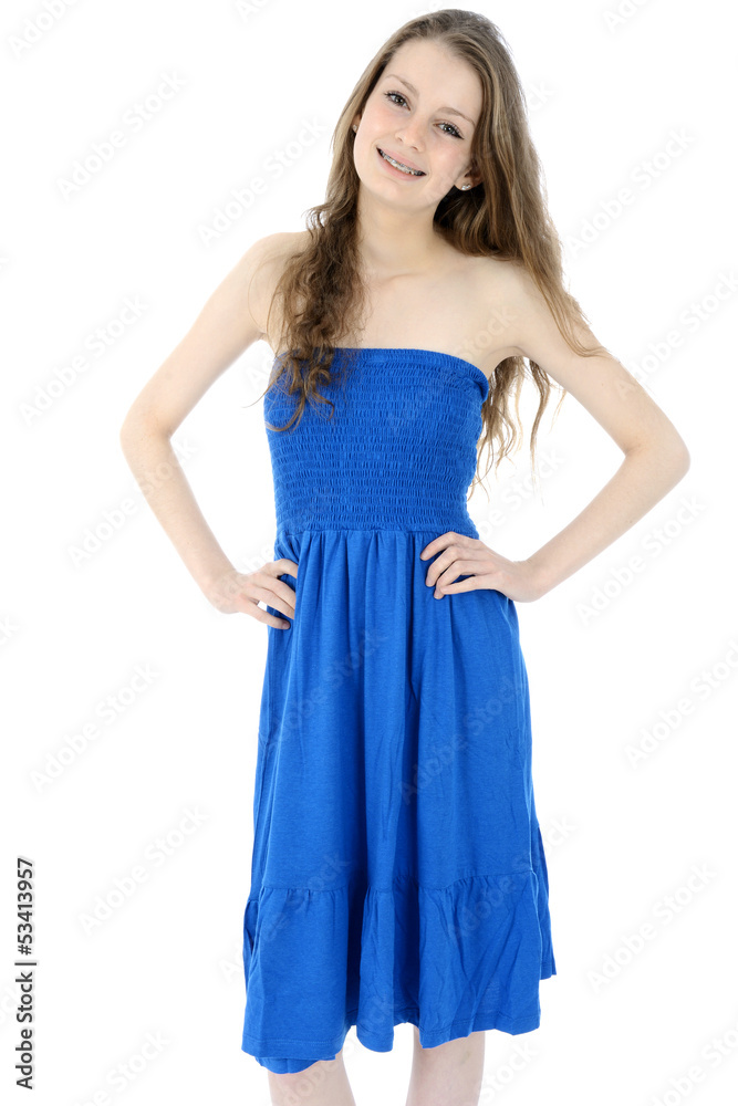 Lachende junge Frau in blauem Strandkleid