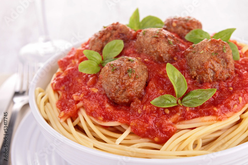 spaghetti, meatballs and tomato sauce