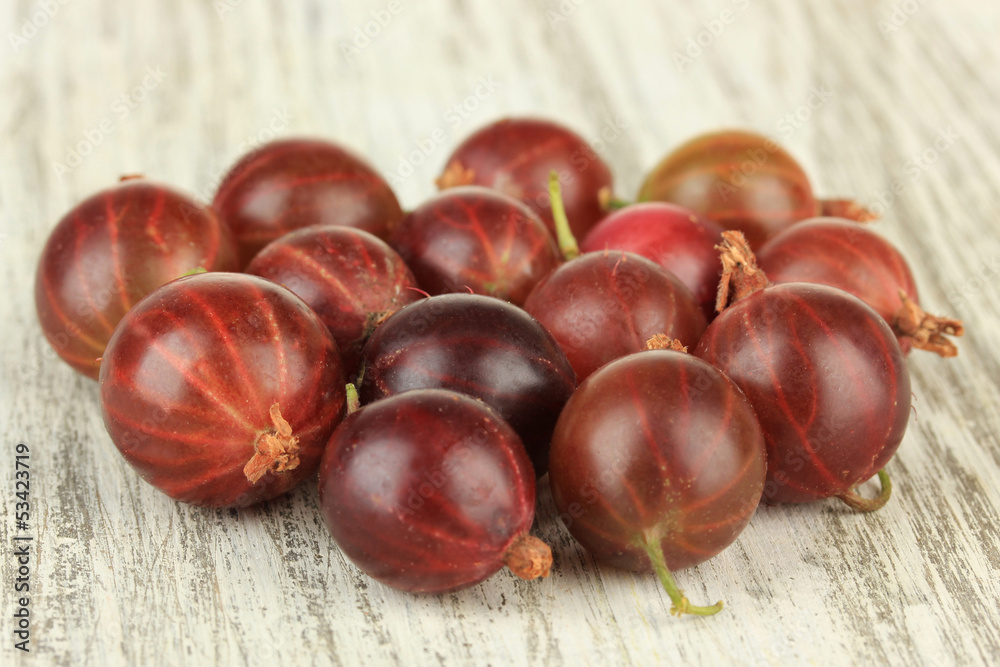 Obraz premium Fresh gooseberries on table close-up