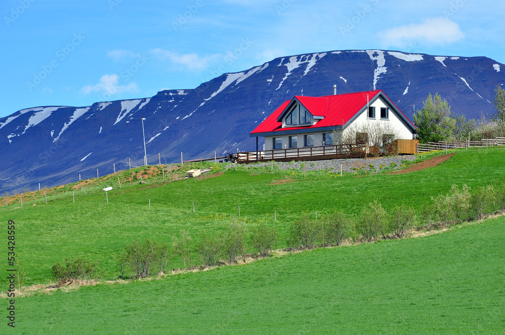 Obraz premium Red white house and mountain