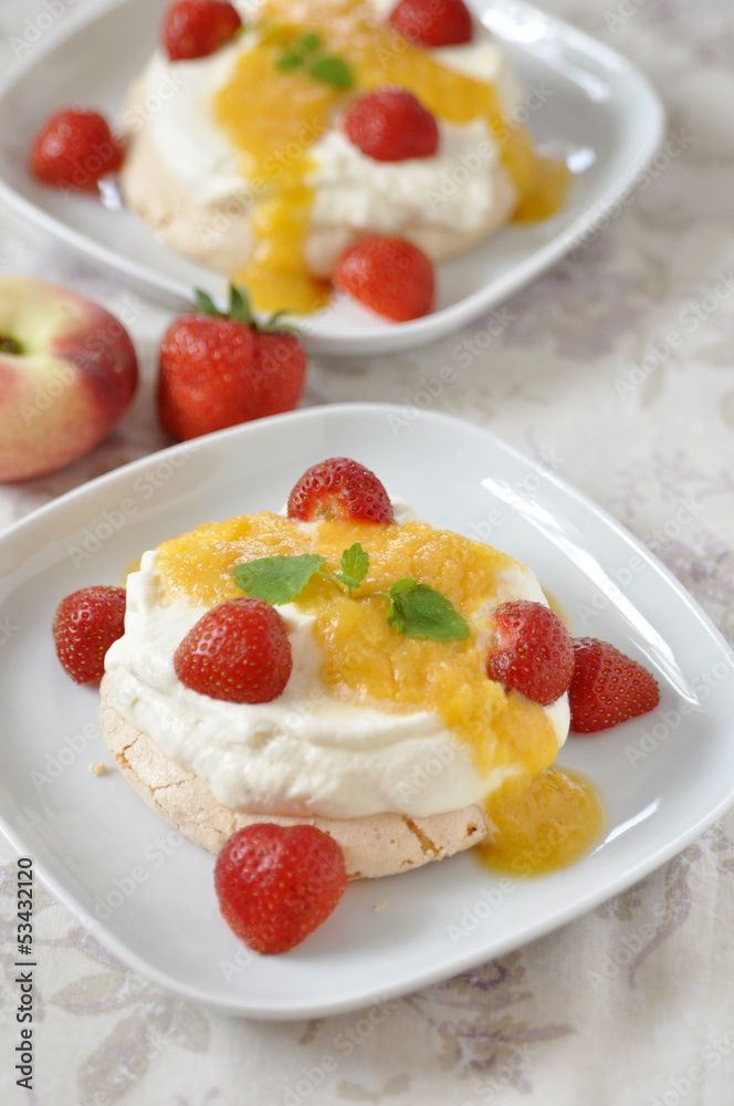 Pavlova mit Erdbeeren und Pfrischen Pavlova mit Erdbeeren und Pfrischen