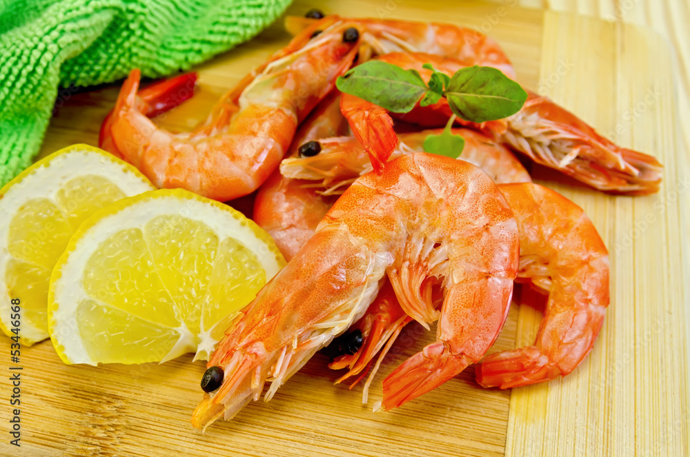 Shrimps on board with lemon slices Shrimps on board with lemon slices