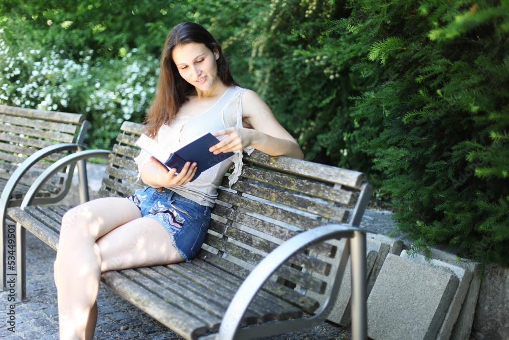 Frau liest Buch Frau liest Buch