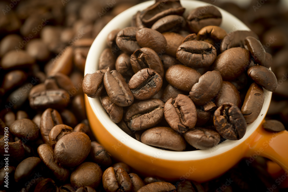 Obraz premium chicchi di caffè in tazza